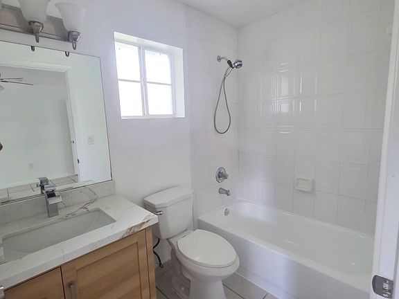 4th image of 2570 NE 193rd St