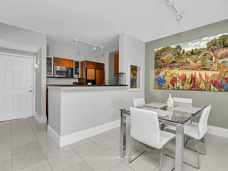 100 NE 6th St #203 — Photo 22