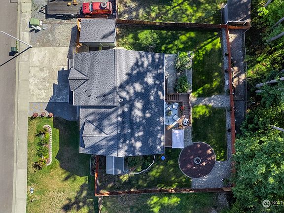 3rd image of 771 Carriage Court Drive W