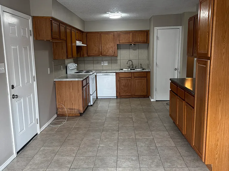 3911 James Ct — Photo 4