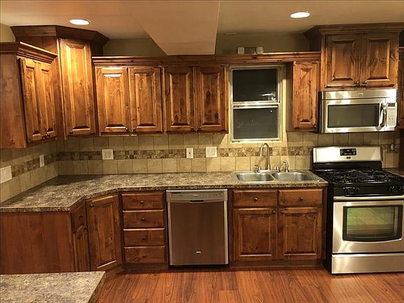 4th image of 1060 Cathryn Ave