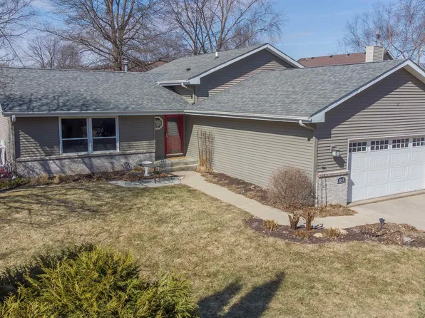 2210 Country Ct, Freeport, IL 61032