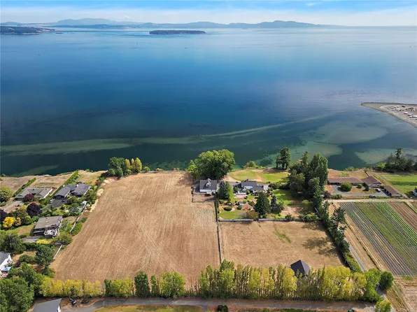 3190 Martindale Rd, Central Saanich, BC V8M 1W6