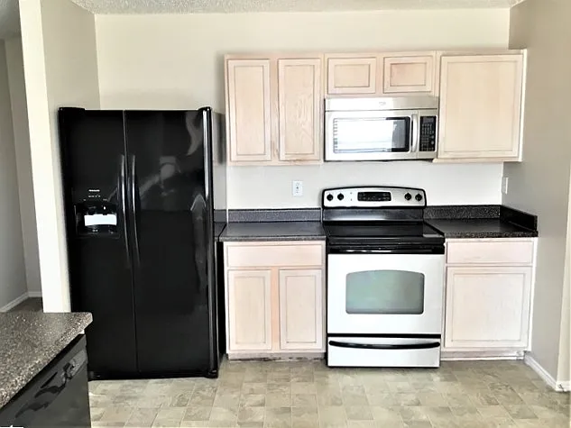 3 bed, 2.0 bath, 1899 sqft, $2,125 — Photo 2