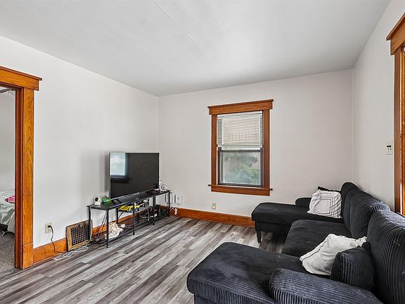 4th image of 410 Douglas Ave