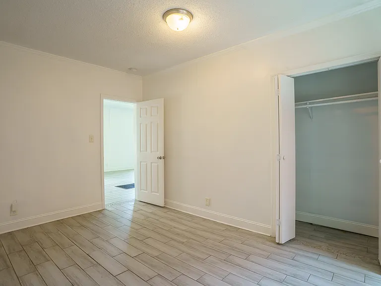 1402 Avenue E — Photo 11