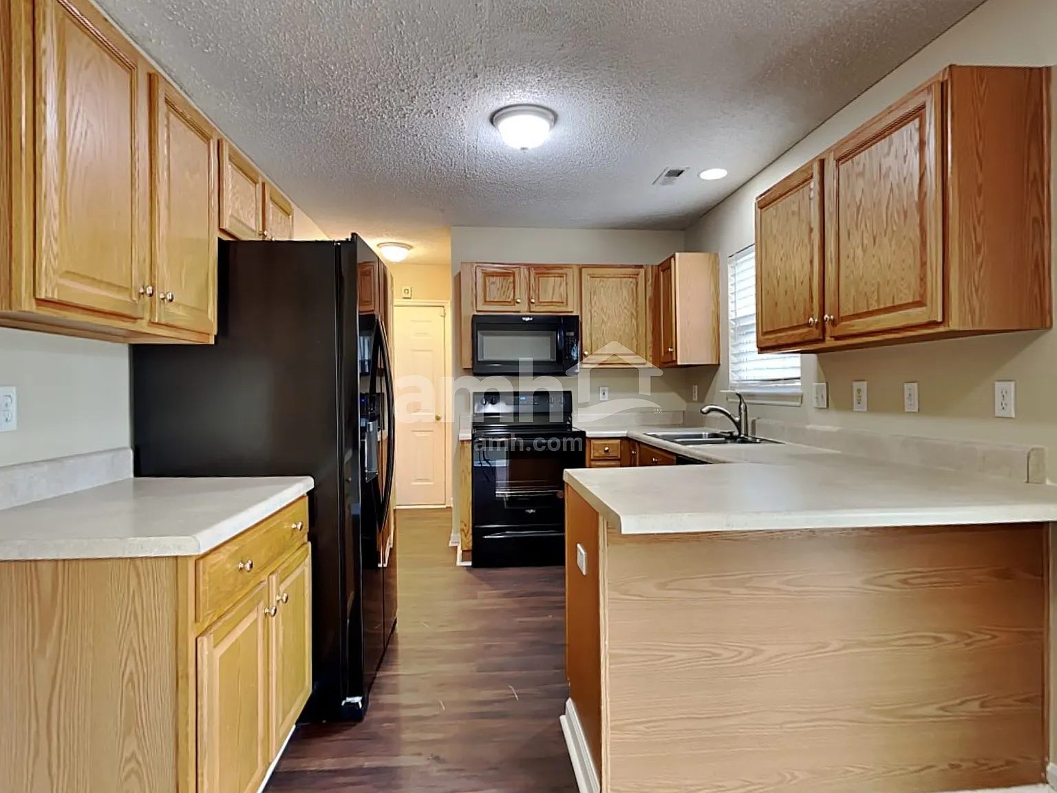 3 bed, 2.5 bath, 1704 sqft, $2,325 — Photo 3