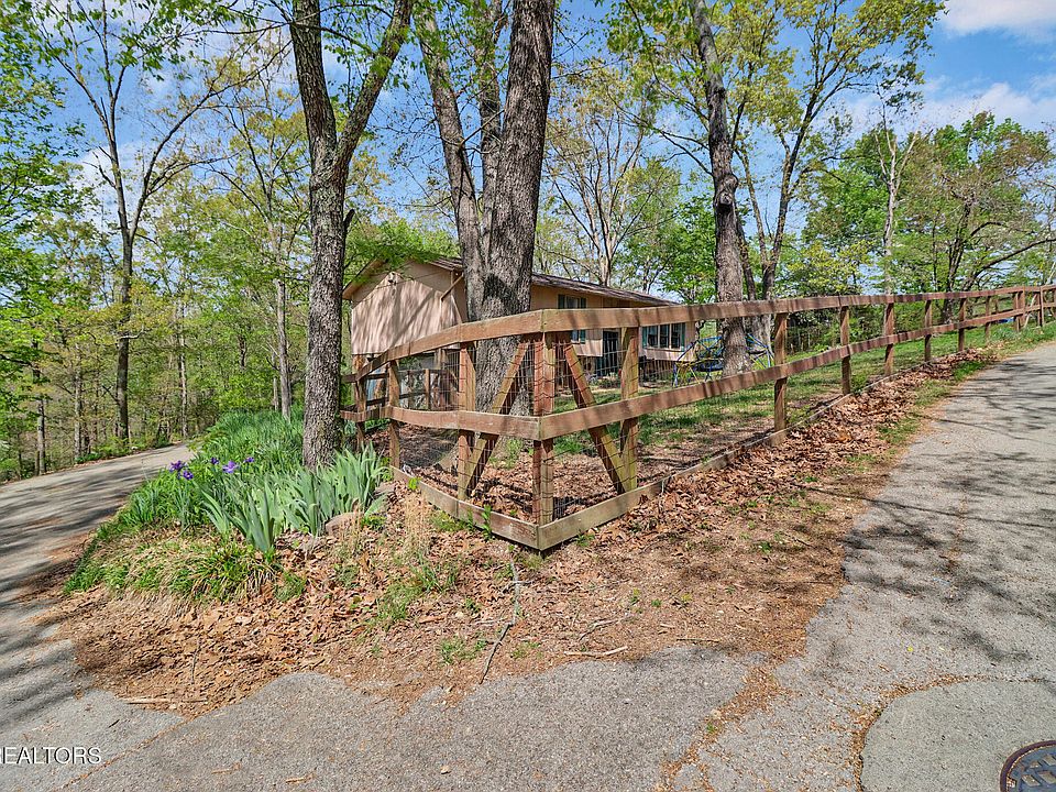 1st image of 703 Crestview Dr