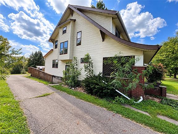 3rd image of 3404 Lincoln St E