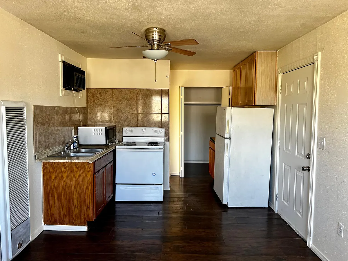 Building Photo - 608 Cardenas Dr SE
