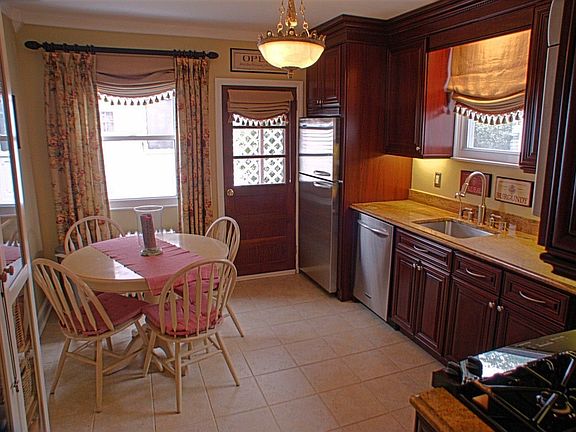 Updated eat-in-kitchen