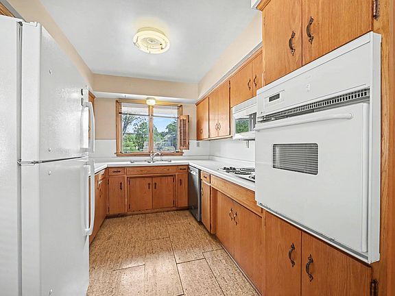 5th image of 623 Griggs St S