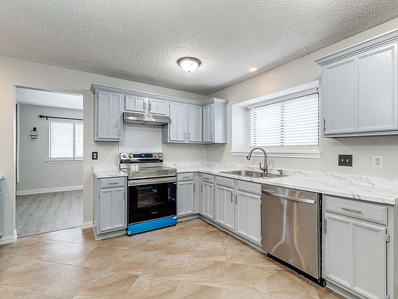 3rd image of 2653 Berkshire Ln
