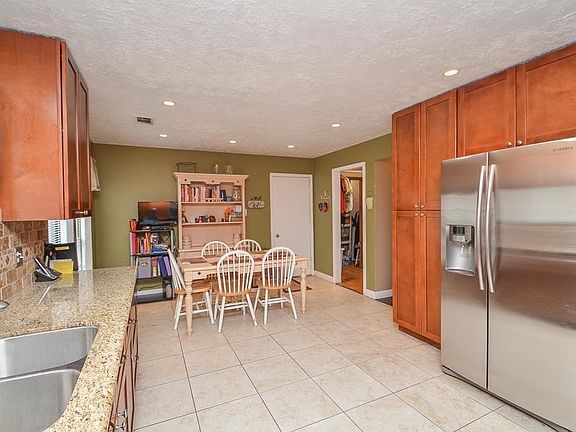 4th image of 2815 Country Place Dr