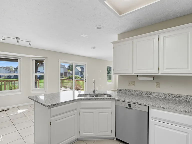 7975 Meadow Bend Cir — Photo 25