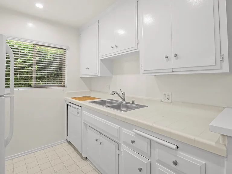 1226 McClellan Dr — Photo 12