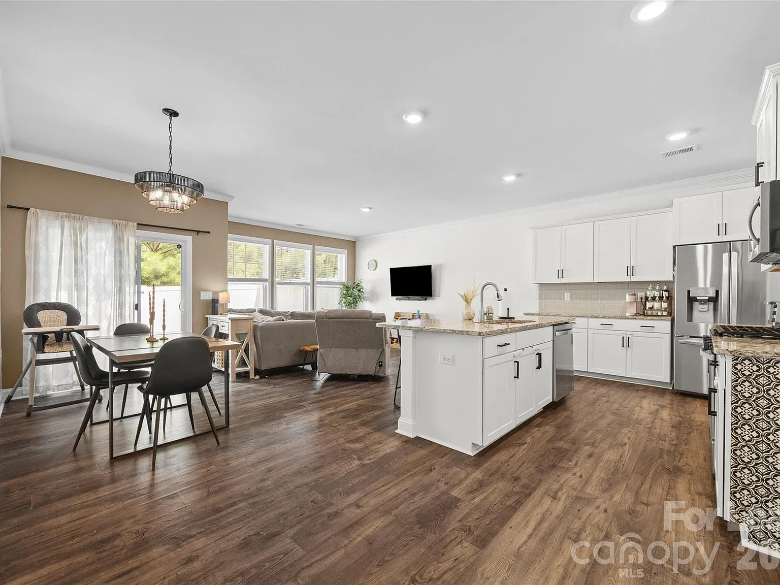 3 bed, 2.5 bath, 1755 sqft, $2,300 — Photo 4