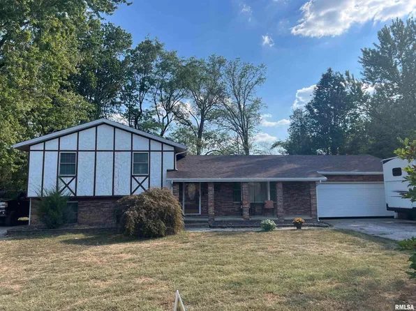 1413 W Spruce St, Salem, IL 62881