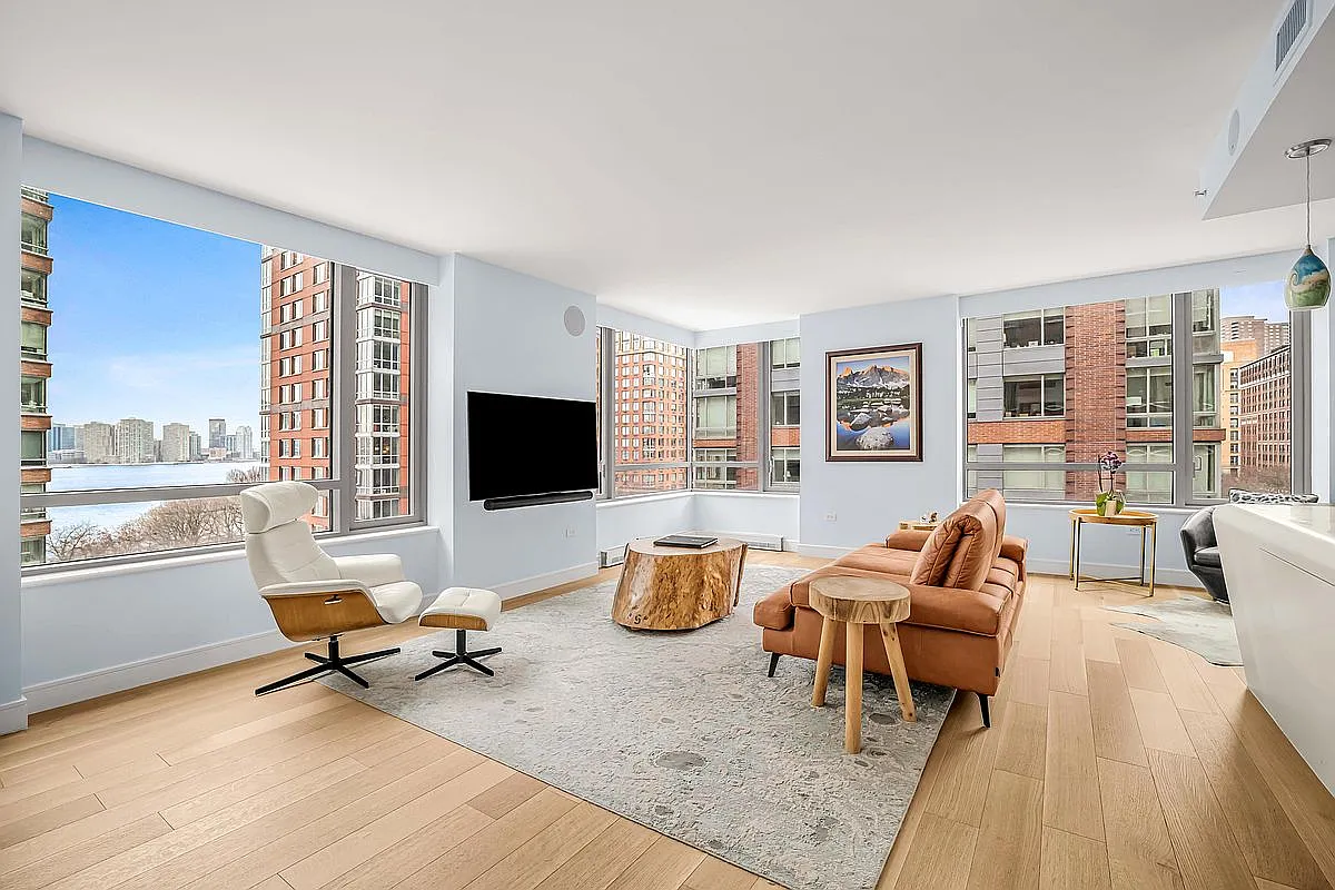 2 River Ter APT 6L photo 1