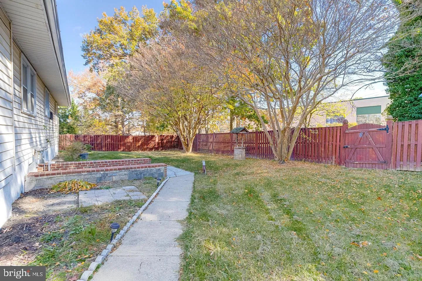 3 bed, 1.0 bath, 1190 sqft, $2,300 — Photo 3
