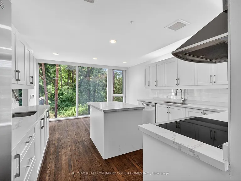 21 Tudor Gate — Photo 9
