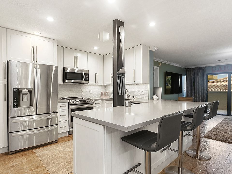 1st image of 330 SE 20th Ave APT 202