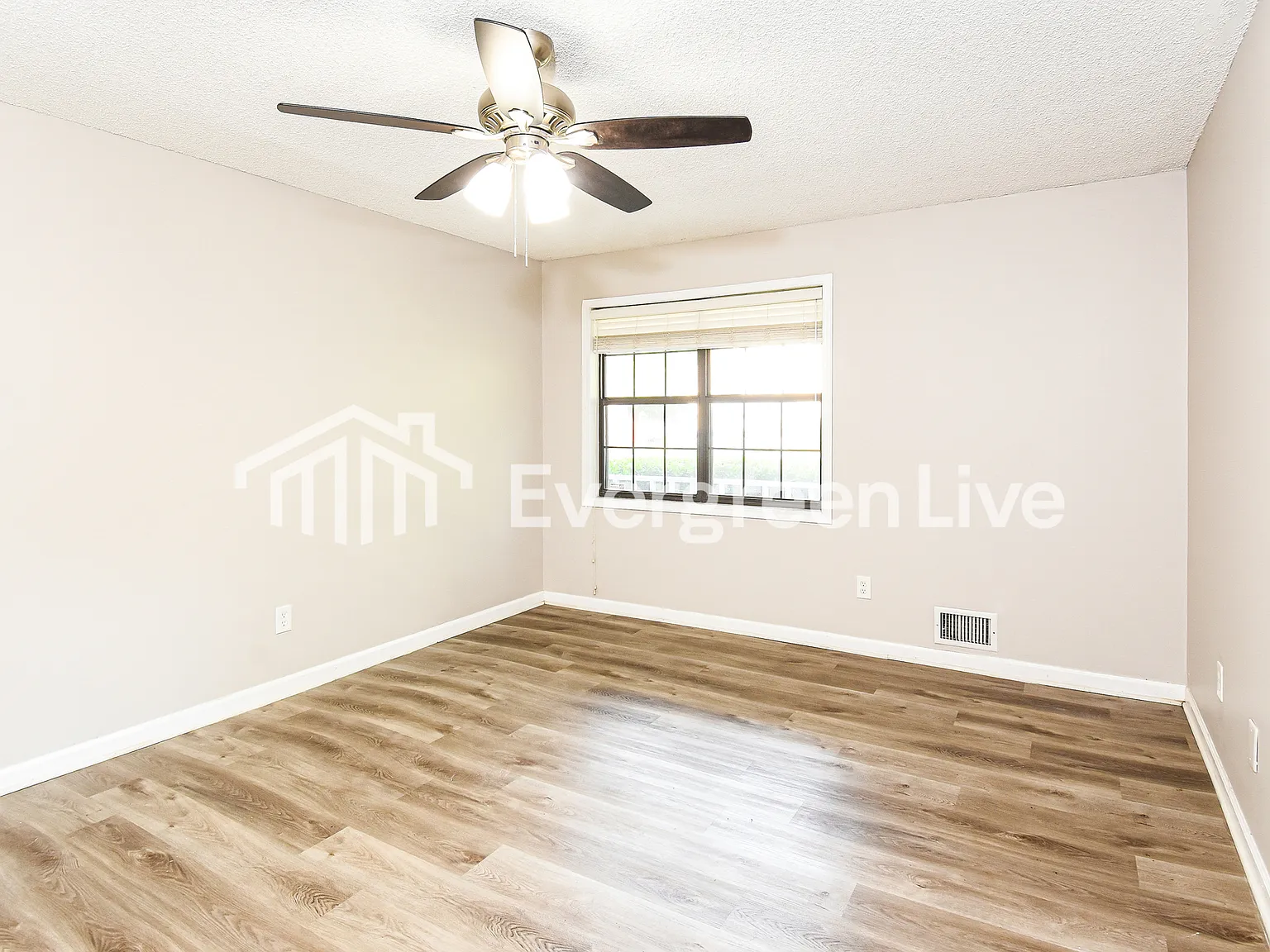 3 bed, 2.0 bath, 2340 sqft, $2,245 — Photo 3