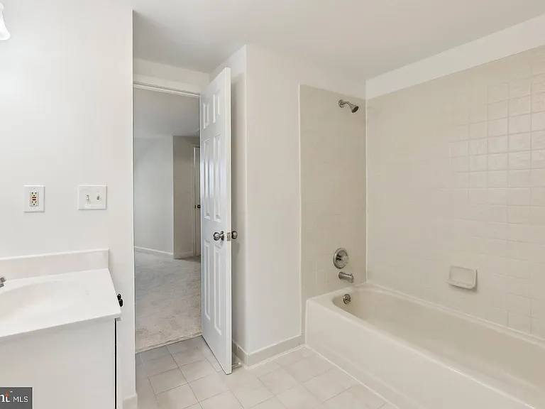 695 W Glebe Rd — Photo 16