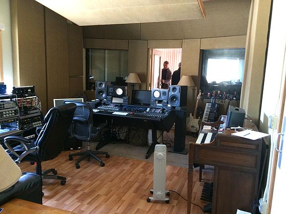 5th image of 3036 W Chicago Ave #2E