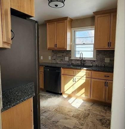 5th image of 3219 Taylor St NE