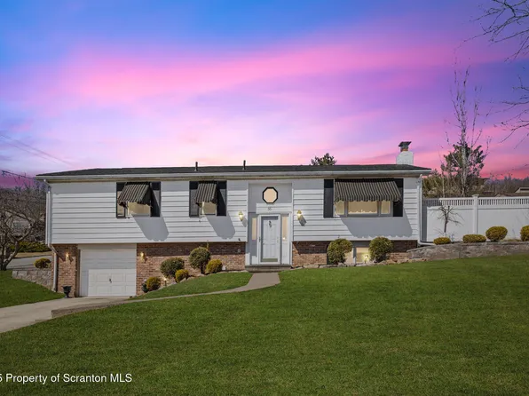 30 Flora Dr, Peckville, PA 18452