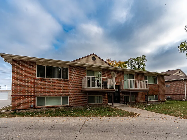 Fargo, ND Country Club Apartments | Exterior
