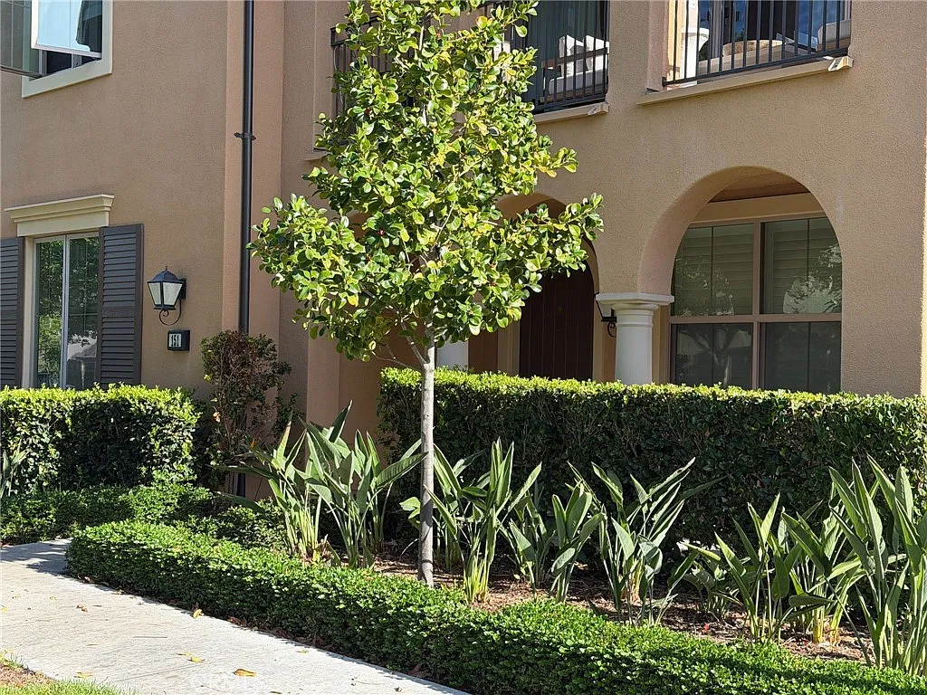2 bed, 1110 sqft, $4,300 — Photo 1