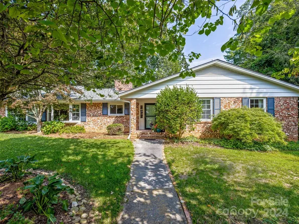 1220 Woodmont Dr, Hendersonville, NC 28791