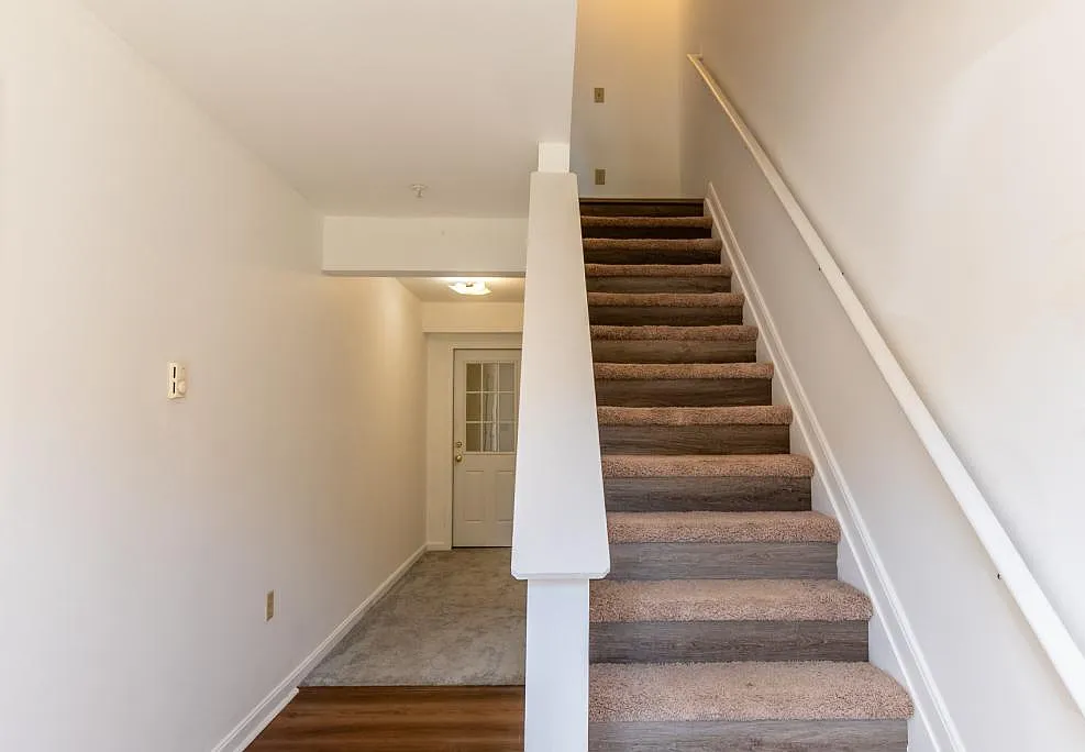 525 Papa Ct — Photo 3