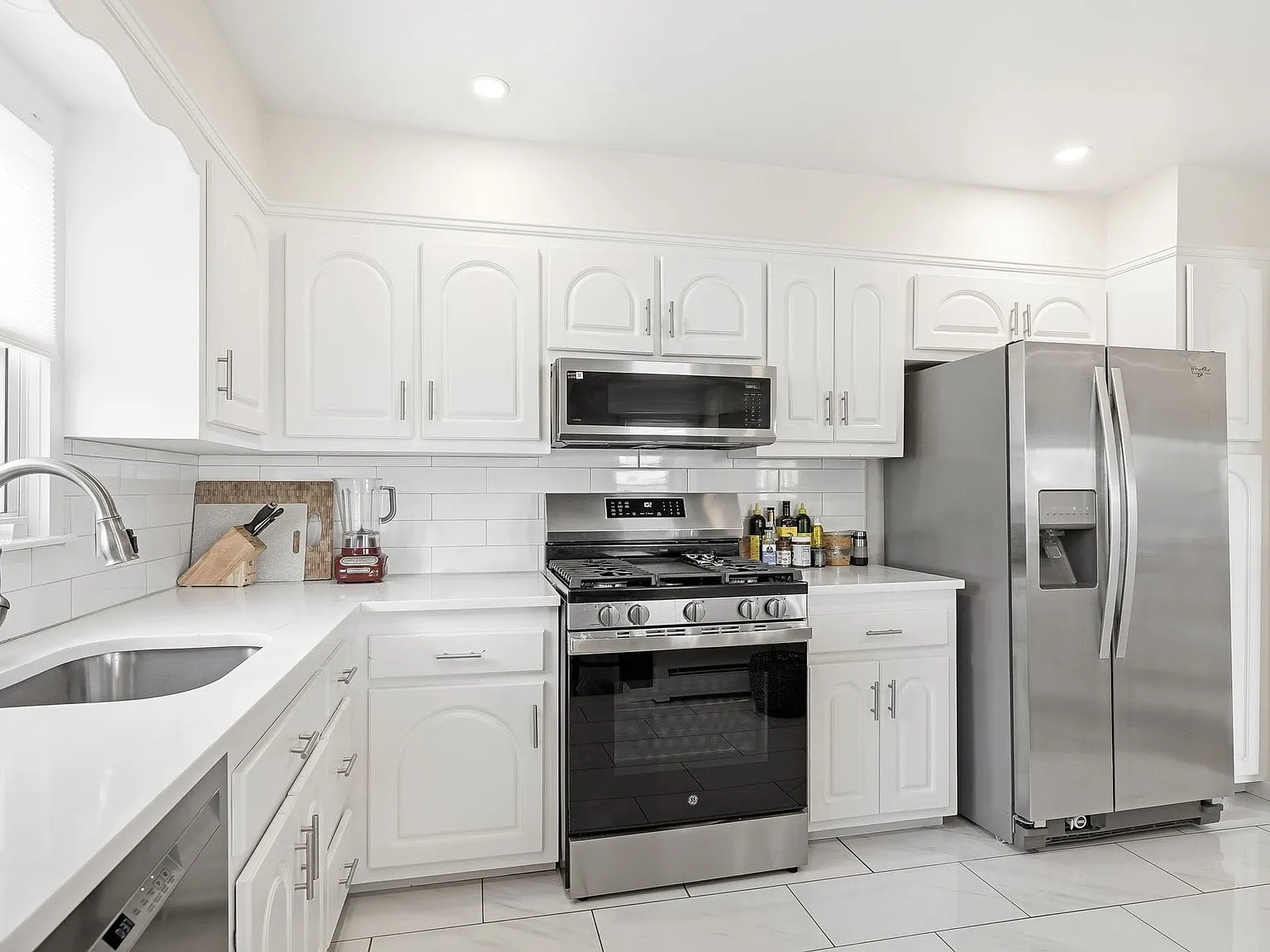 3 bed, 3.0 bath, 2168 sqft, $10,000 — Photo 4