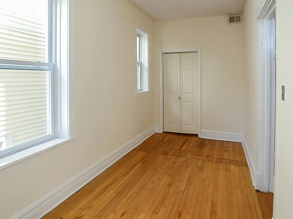4th image of 2326 N Southport Ave #2