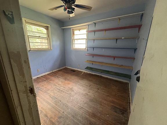 5th image of 2211 N Ford St