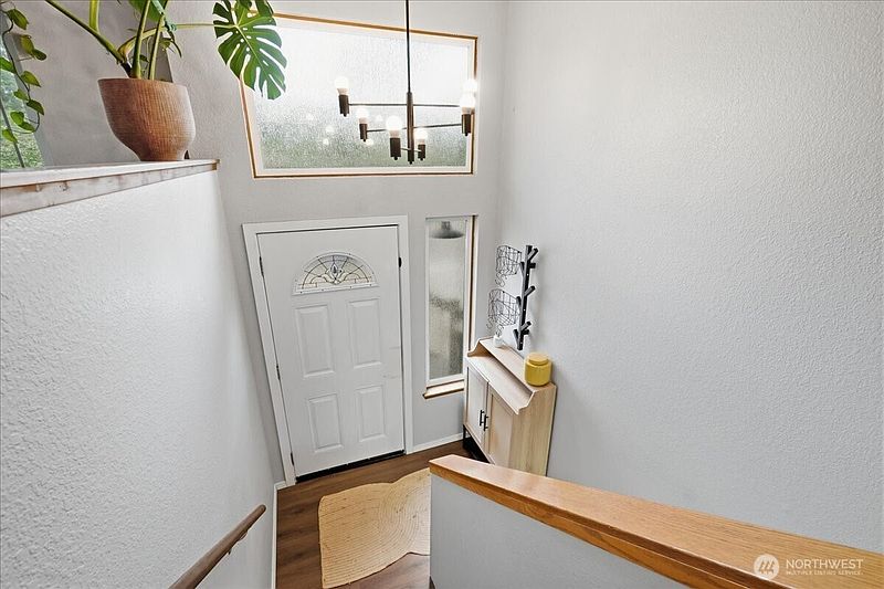 3rd image of 1013 187th Street E
