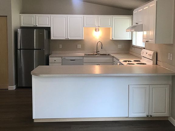 Kitchen. New fridge (included).