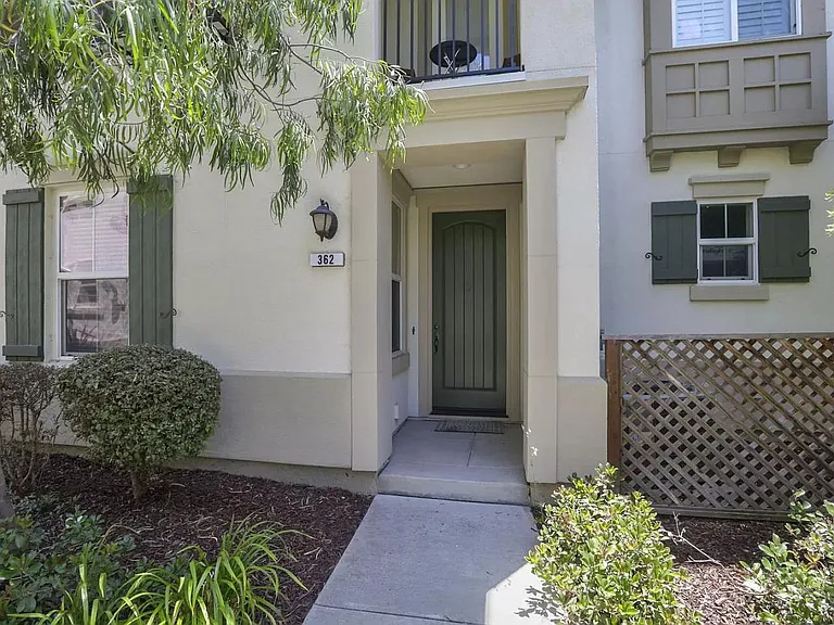 362 Belshaw Dr — Photo 2