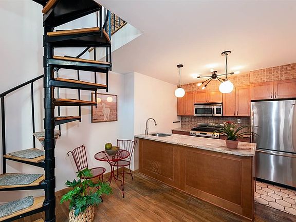5th image of 208 Willow Ave APT 405