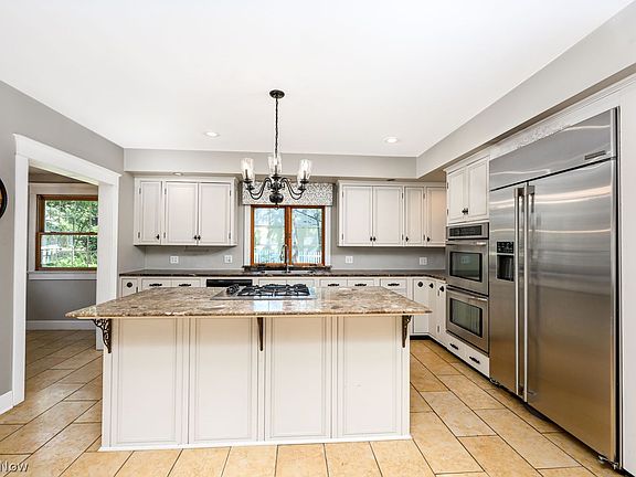 3rd image of 302 Merriman Rd