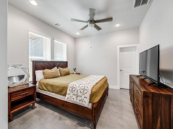 5th image of 906 W 17th St Unit B