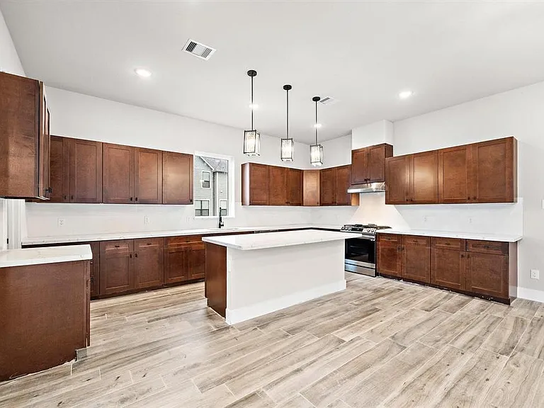 228 W 28th St — Photo 15