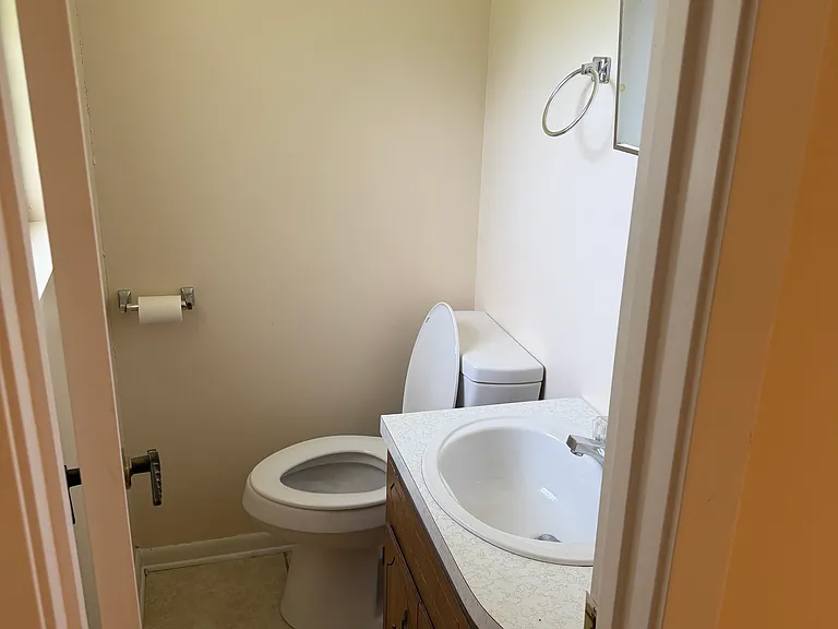 1016 Kennedy St — Photo 6