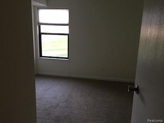 5th image of 19255 Surrey Ln