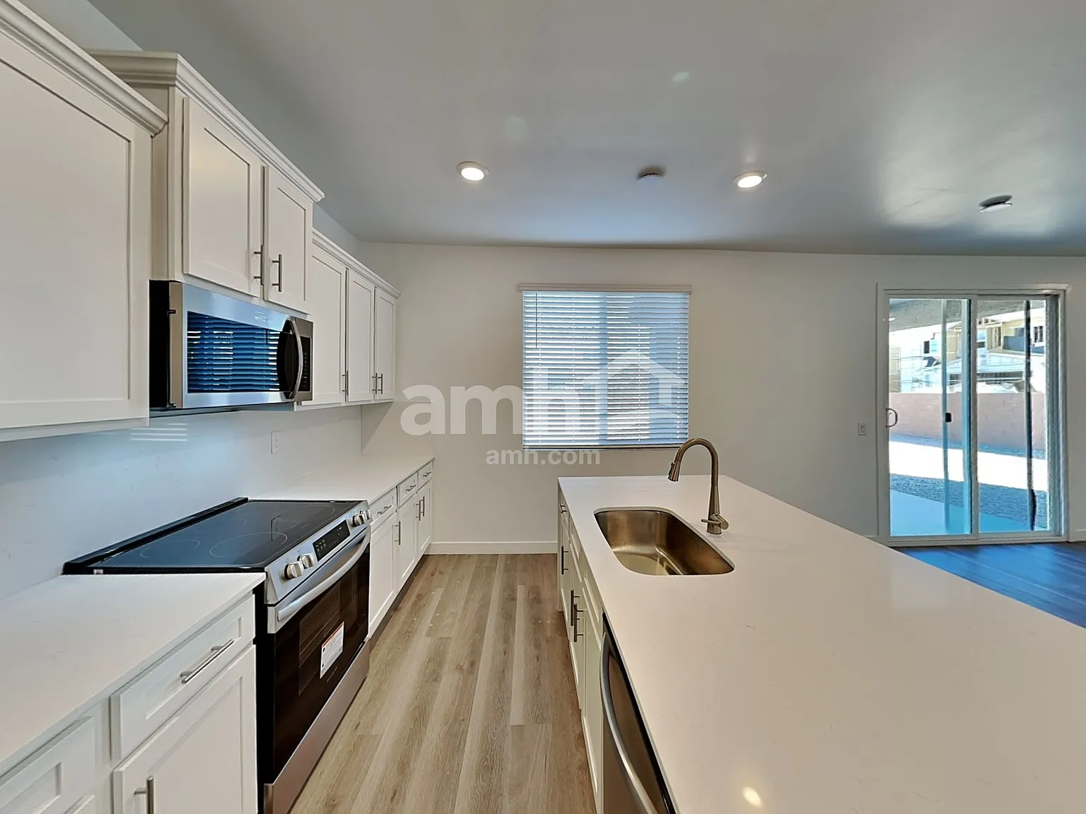 4 bed, 2.5 bath, 2240 sqft, $2,300 — Photo 4