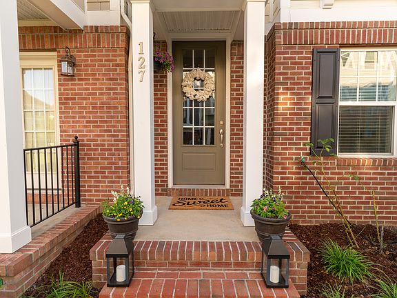 3rd image of 127 Anthem Ave