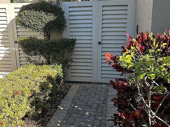 4th image of 5465 Monterey Cir #D